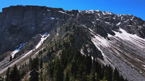 Atemberaubender Drohnenblick auf den schönen Kaukasus an einem Sommertag