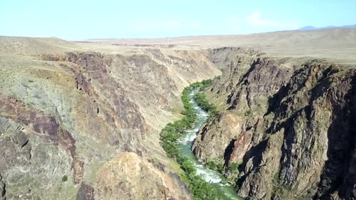 Rocky Canyon mit einem Fluss