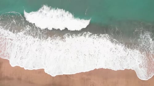 Mächtige stürmische blaue Meereswellen krachen am Sandstrand