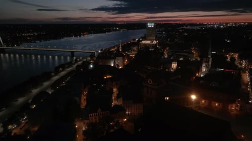 Panoramaaufnahme der Stadt Riga bei Nacht in Lettland