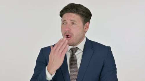 Schläfriger Geschäftsmann mittleren Alters, gähnt, weißer Hintergrund