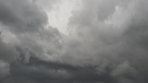 Zeitrafferaufnahmen von sich schnell bewegenden dunklen Wolken, die sich vor dem Gewitter am stürmischen Himmel bilden.
