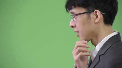 Profilansicht von Young Asian Businessman Thinking