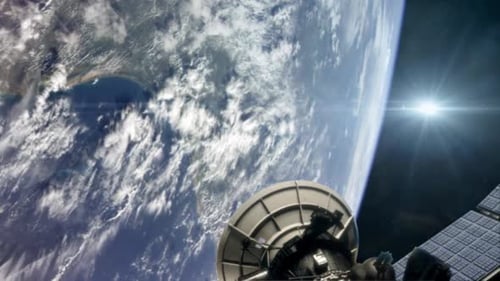 Kommunikationssatellit in der Umlaufbahn des Planeten Erde