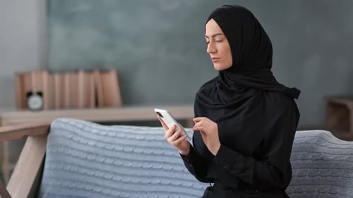 Femme turque pensive discutant, surfant sur Internet, messagerie en ligne, smartphone