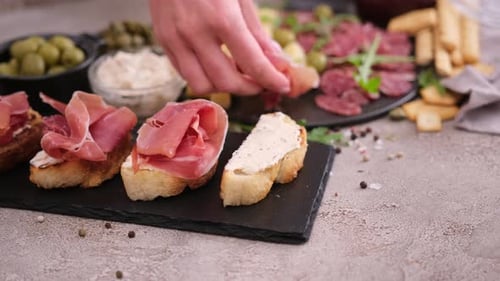 Préparer une bruschetta avec du prosciutto ou du jambon au jambon chez Domestic Kitchen