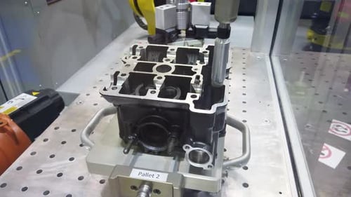 La
máquina herramienta CNC de fresado de precisión fabrica piezas.