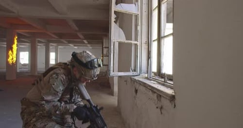 Un soldat de Modern Warfare en action près d'un magazine à langer et d'une couverture