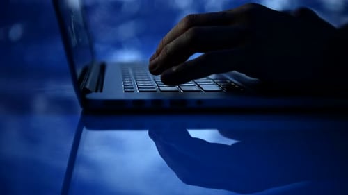 Employé de bureau travaillant en ligne en utilisant son ordinateur portable