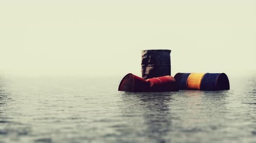 Industriefässer werden in den See geworfen, um Müll zu sammeln und Umweltverschmutzung zu verursachen