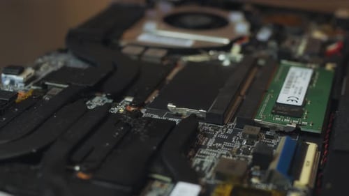 Ersetzen Sie den Speicher im Laptop-Prozess