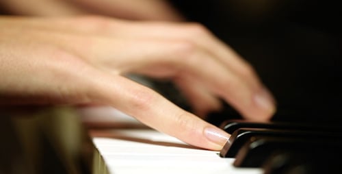 Mulher tocando piano