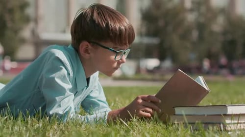 Online-Bildung, Schulanfang, Glücklicher Schuljunge, Lektionen lernen.