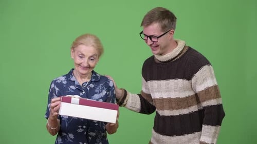 Abuela recibe un regalo de un nieto sin nada dentro