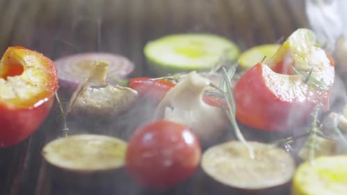 Volteo de verduras en la parrilla