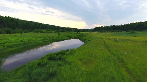Flug über Feld und Wasser in der Nacht