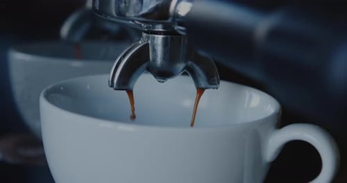 Kaffee aus der Kaffeemaschine in Tasse