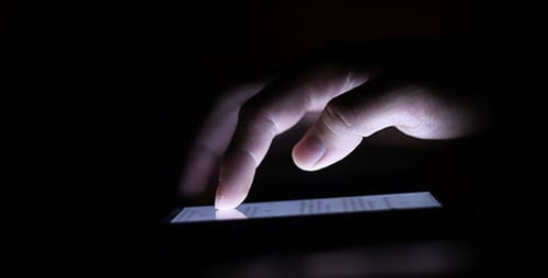 Smartphone im Dunkeln verwenden