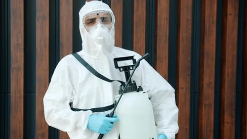 Porträt eines Desinfektionsgeräts aus dem Nahen Osten mit Desinfektionsgeräten im Freien
