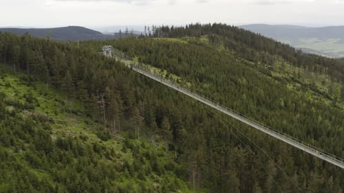 Die längste Hängebrücke der Welt in den tschechischen Bergen, Drohnenschuss.
