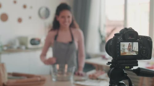 Un vlogger flou filme un vlog dans la cuisine