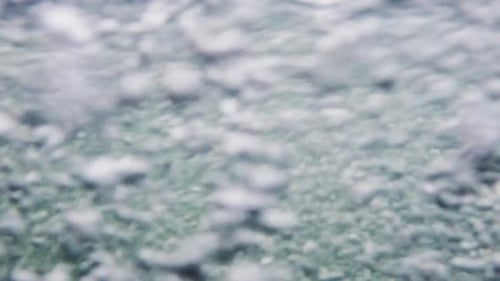 Erstaunliche Luftblasen in einem aufgeregten Fluss. Unterwasser-Luftblasen