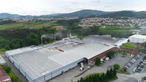 Tuyaux fumés dans une usine industrielle