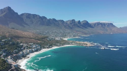 Luftaufnahme entlang der Küste von Camps Bay, Kapstadt, Südafrika, mit den Twelve Apostles Mountains