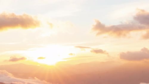 Lever de soleil romantique et coloré dans les montagnes