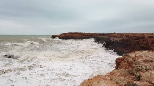 Spritzer vom Atlantik Große Wellen über Klippen