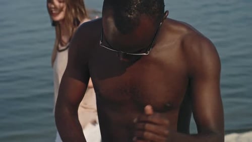 Se déplacer en rythme à la fête sur la plage