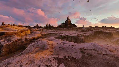 Paisaje de montaña contra el sol poniente