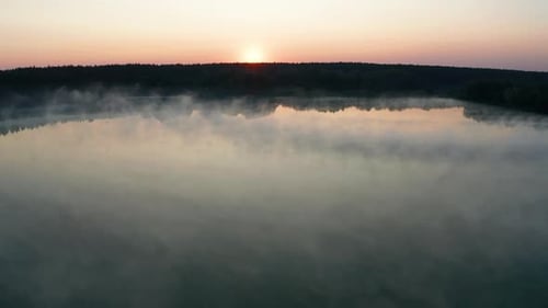Belle aube brumeuse au printemps sur la rivière