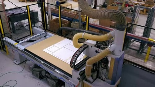 un cortador de madera CNC o un tallador tallando gabinetes de cocina