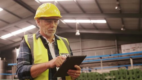 Mitarbeiter nutzen digitales Tablet