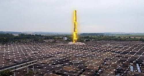 Effondrement de la cheminée d'une usine d'explosion située dans la zone postindustrielle