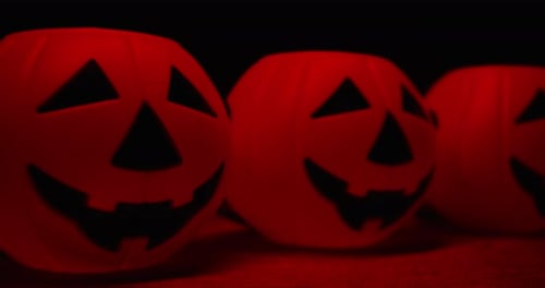 Halloween-Kürbisköpfe mit roten Lichtern