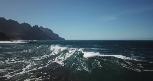 Welle kracht gegen eine Strandbank/78 4K