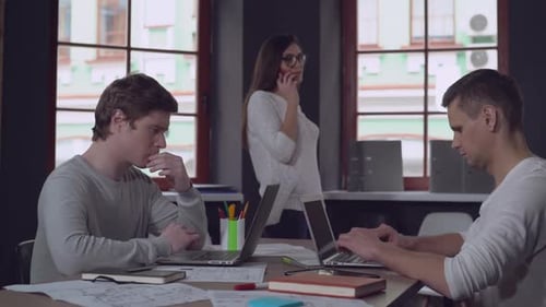 Collègues travaillant sur le projet au travail