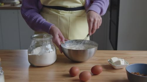 Koch macht Teig für Bäckerei