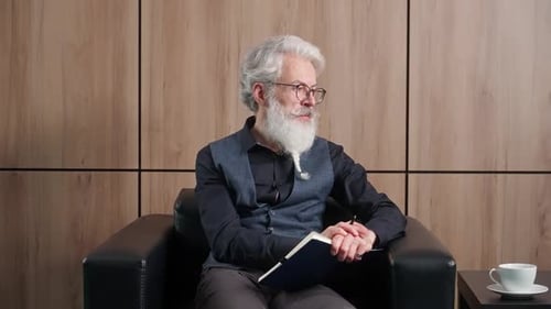 Grauhaariger Mann, Designer, arbeitet im Büro, Art Director schreibt Ideen und Konzepte in einem