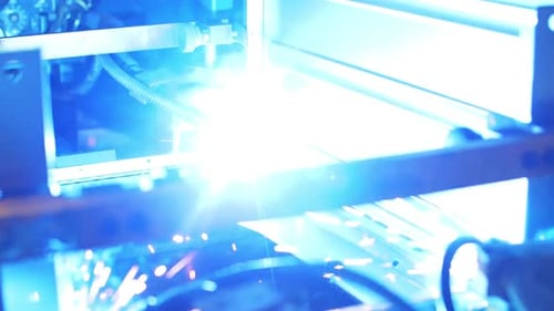 Processus de soudage de pièces métalliques sur une machine automatique en usine. Travail des métaux