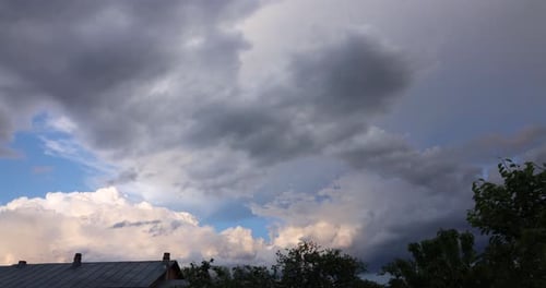 Regenwolken auf dem Land - Zeitraffer