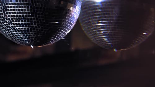 Industrie du divertissement nocturne. Vue rapprochée de la boule à facettes réfléchissante sur la fête