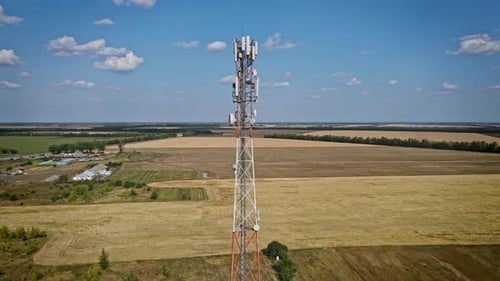 Mobilfunkstandort eines Telefonturms mit 5G-Basisstationstransceiver