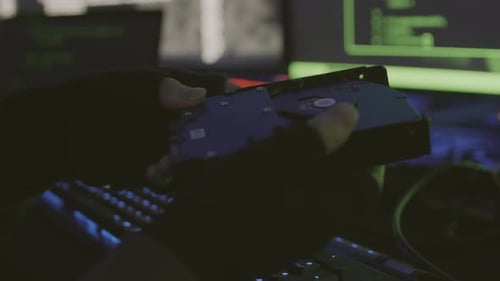 Un pirate informatique examine le disque dur