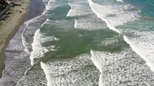 Paisaje marino, olas con espuma cerca de la costa