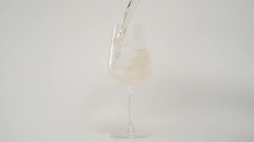 Wein in ein Glas gießen, 1000 fps