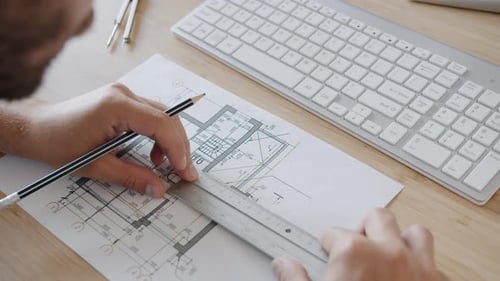 Gros plan de construction et mains masculines mesurant et prenant des notes sur papier