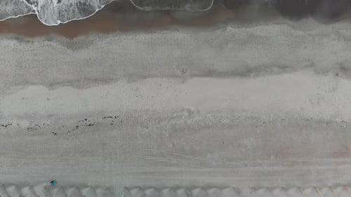 Emerald Isle, NC-Drohnenaufnahmen von Küste und Wellen